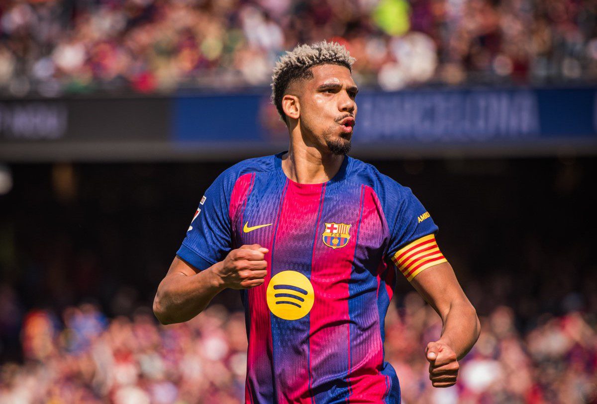 Araujo blinda el liderato del Barça