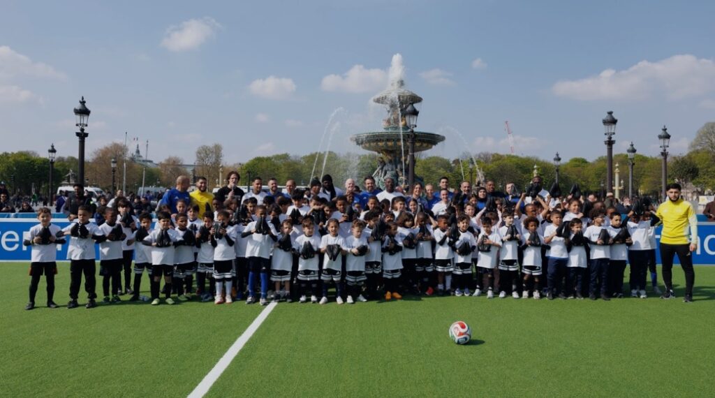 Infantino presenta la iniciativa ‘Botas de la FIFA para todos’