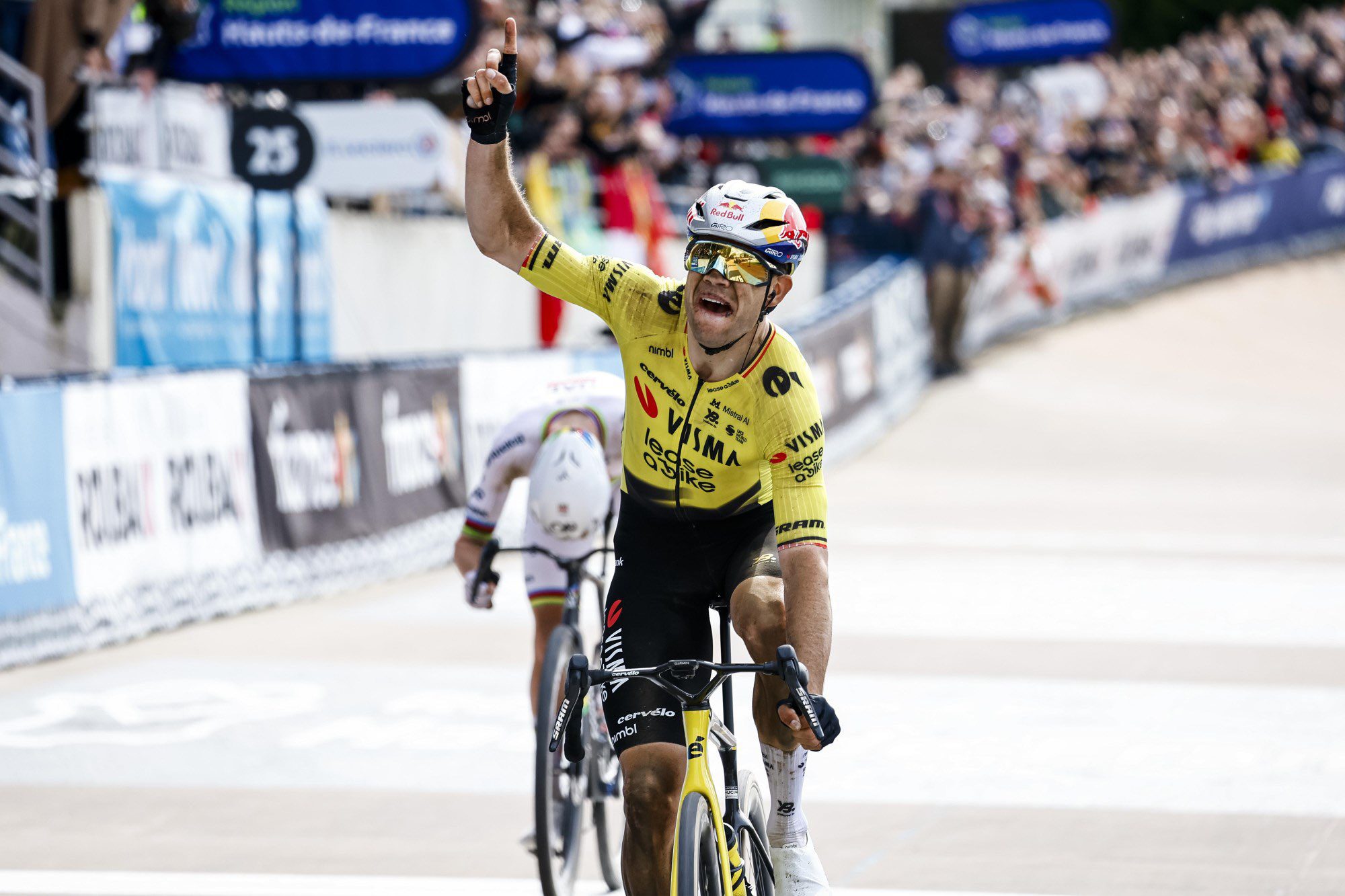 Wout van Aert logra la victoria de su vida en la París-Roubaix